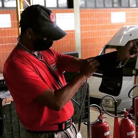 Instrutor demonstra um equipamento de combate a incêndio