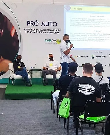 Seminário técnico com apresentação para profissionais do setor automotivo