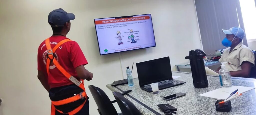 Instrutor apresenta conteúdo de saúde e segurança no trabalho