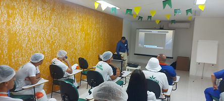Participantes acompanhando treinamento em sala
