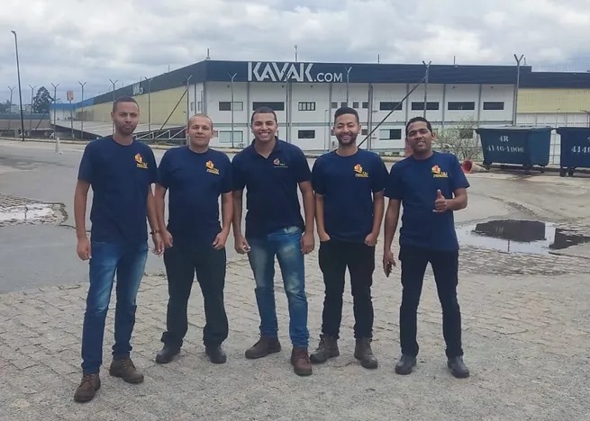 Equipe F&J em atividade junto a uma operação industrial